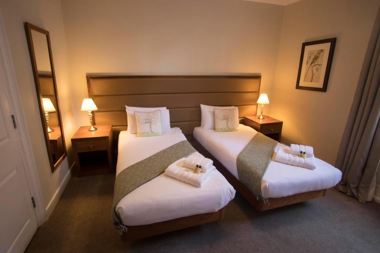 Tweepersoonskamer met 2 Aparte Bedden en Badkamer